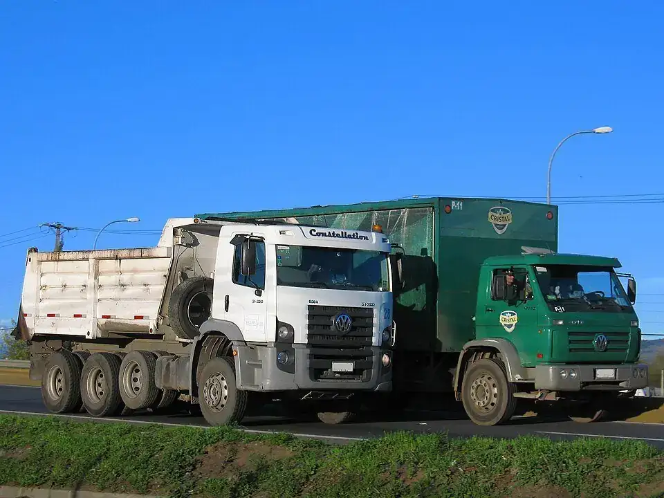 Caminhão basculante traçado 6x4 para locação