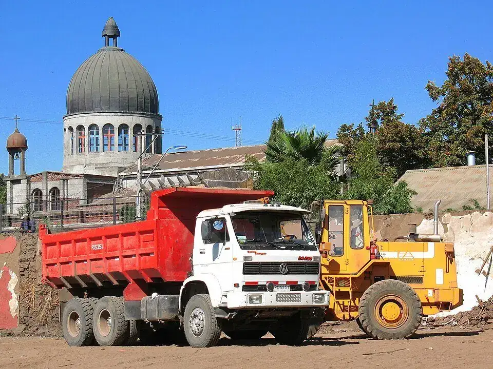 Caminhão basculante toco para locação