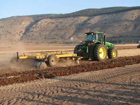 Trator agrícola com grade